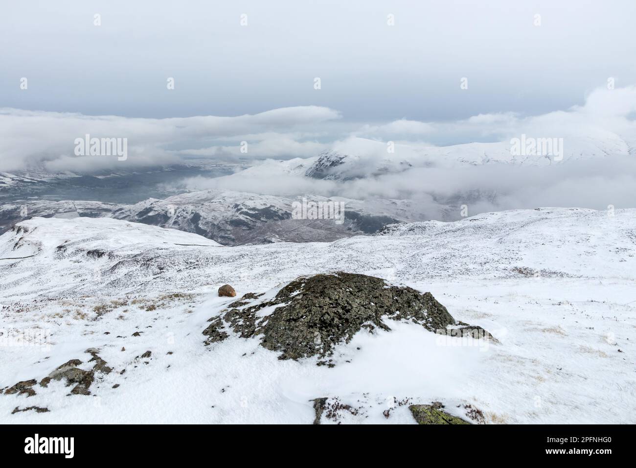 La vista nord-est verso High Rigg e Clough Head visto da Bleaberry è caduto in inverno, Lake District, Cumbria, Regno Unito Foto Stock