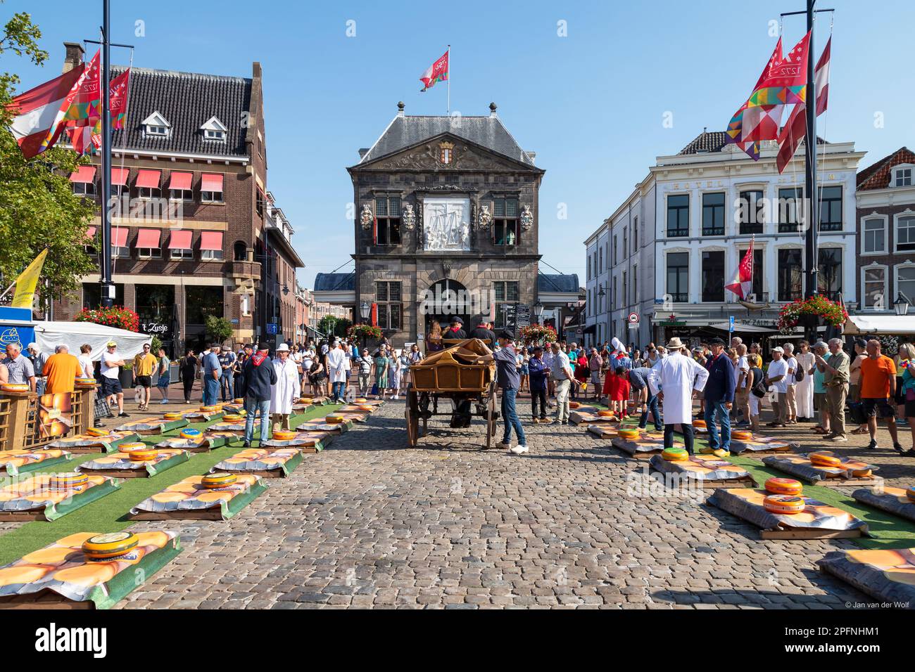Mercato del formaggio sulla piazza centrale del mercato con vista sulla pesa Goudse Waag, costruita nel 1668. Foto Stock