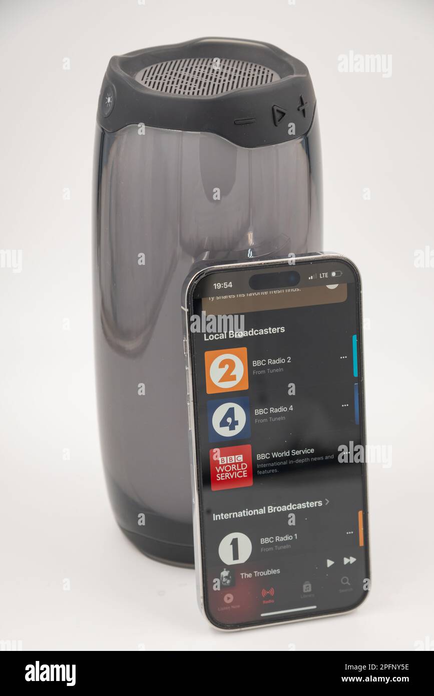 Riga, Lettonia - 15 marzo 2023: App Apple Music su iPhone di fronte al diffusore intelligente. Foto Stock