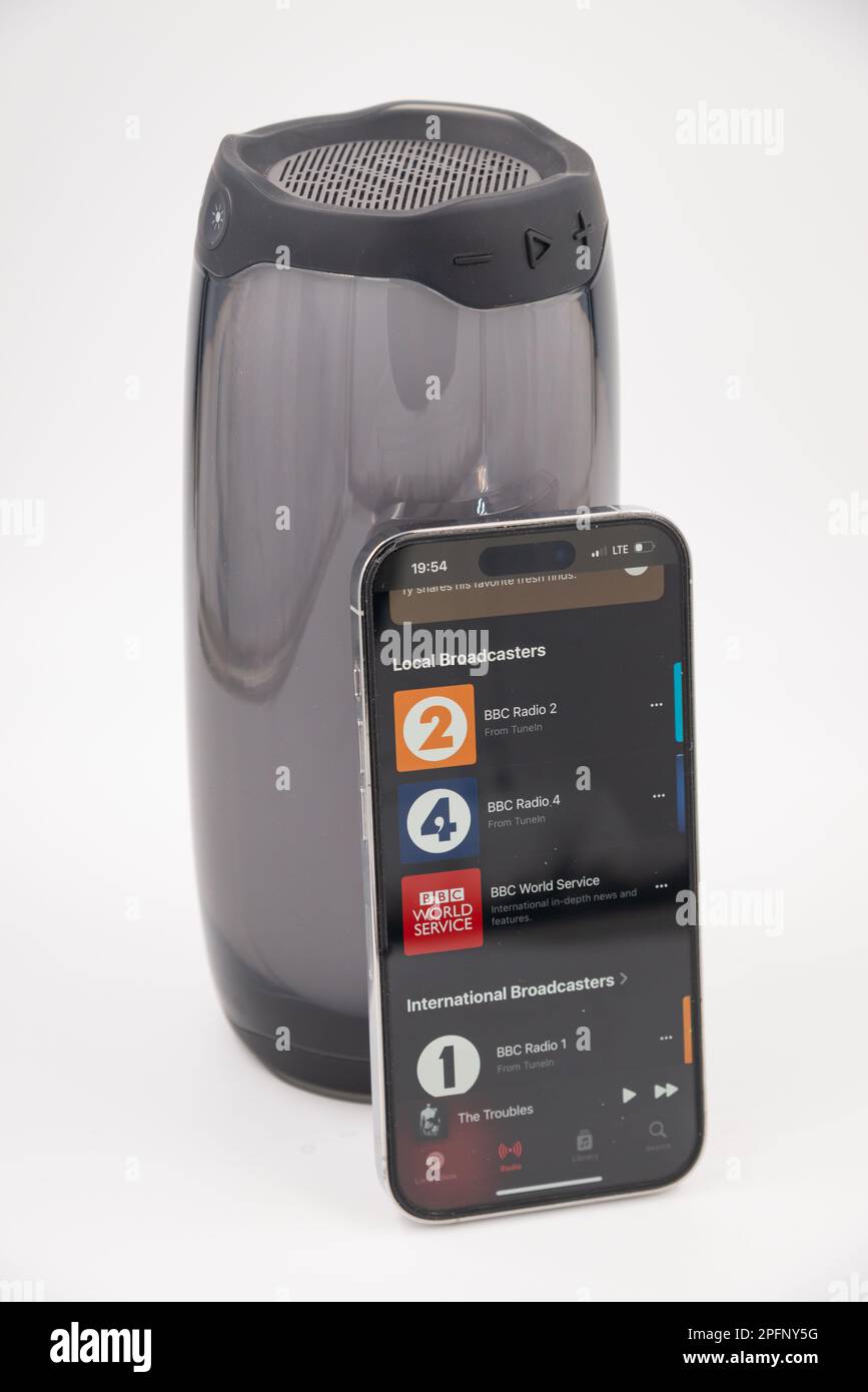 Riga, Lettonia - 15 marzo 2023: App Apple Music su iPhone di fronte al diffusore intelligente. Foto Stock