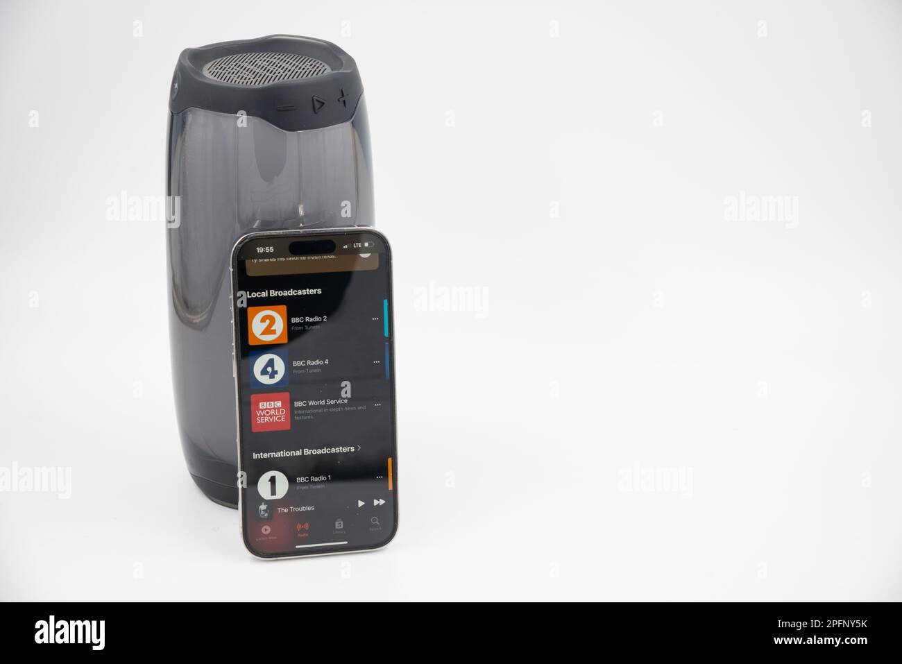 Riga, Lettonia - 15 marzo 2023: App Apple Music su iPhone di fronte al diffusore intelligente. Foto Stock