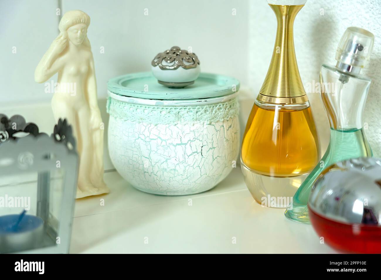Bella decorazione vintage bagno di bottiglie di profumo, candela e figura romana sapone Foto Stock
