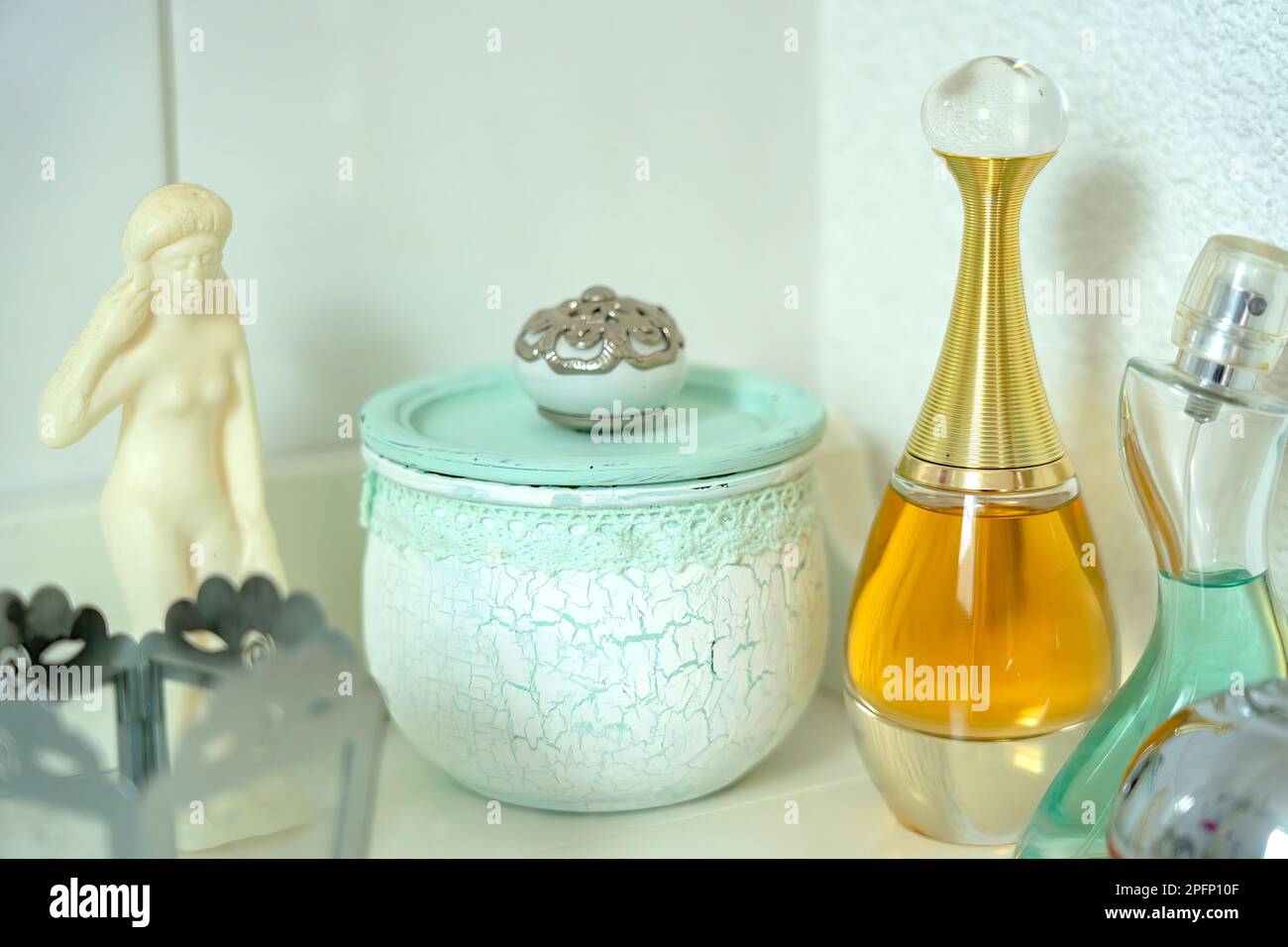 Primo piano della bella decorazione vintage bagno di bottiglie di profumo, candela e figura romana sapone Foto Stock