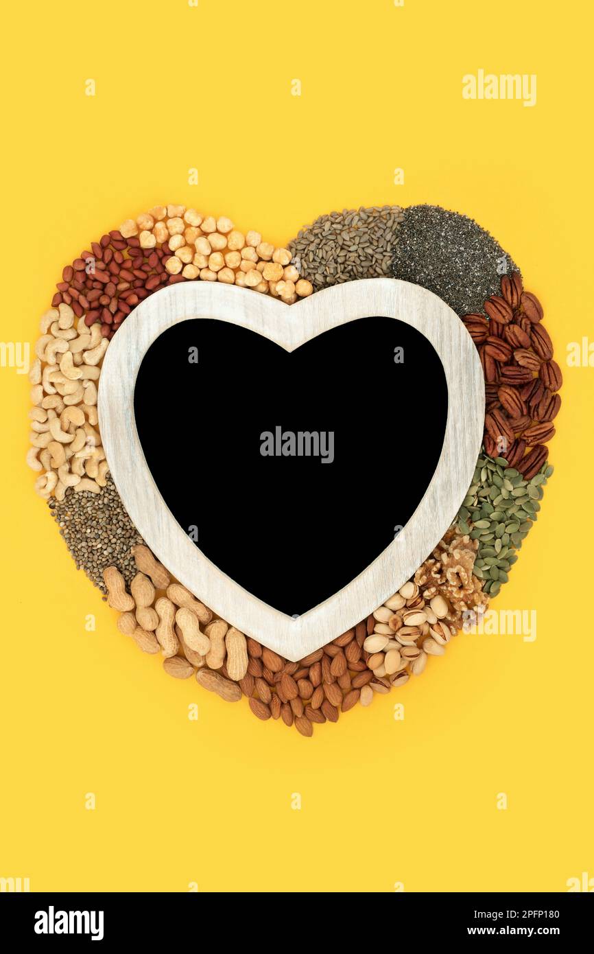 Wreath di vegan sano cuore alimenti ingredienti alto in lipidi acidi grassi essenziali contenenti grassi insaturi buoni per bassi livelli di colesterolo . Foto Stock