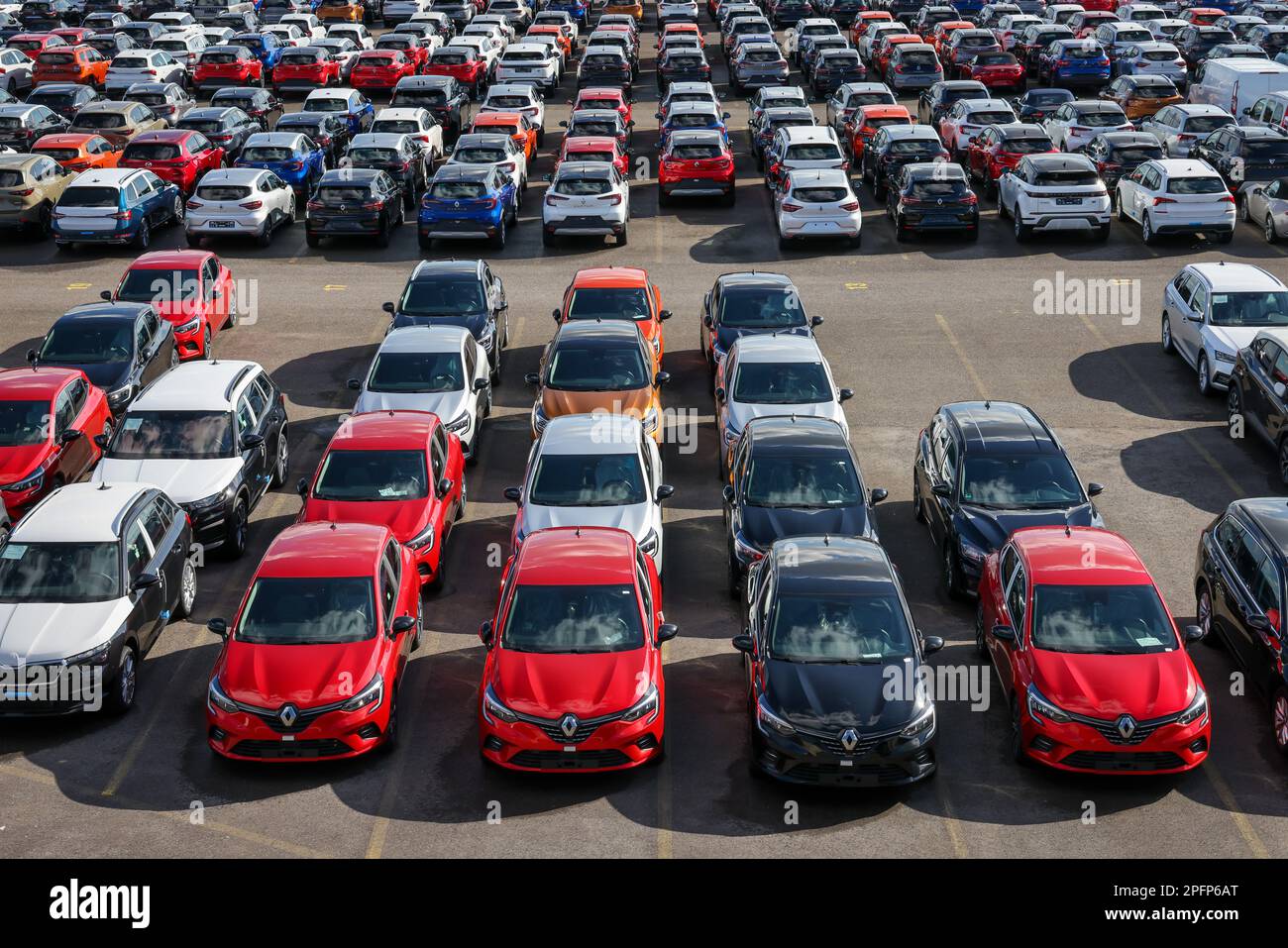 Duisburg, Renania settentrionale-Vestfalia, Germania - nuove auto, punto di trasbordo, terminal auto nel porto di Duisburg Foto Stock