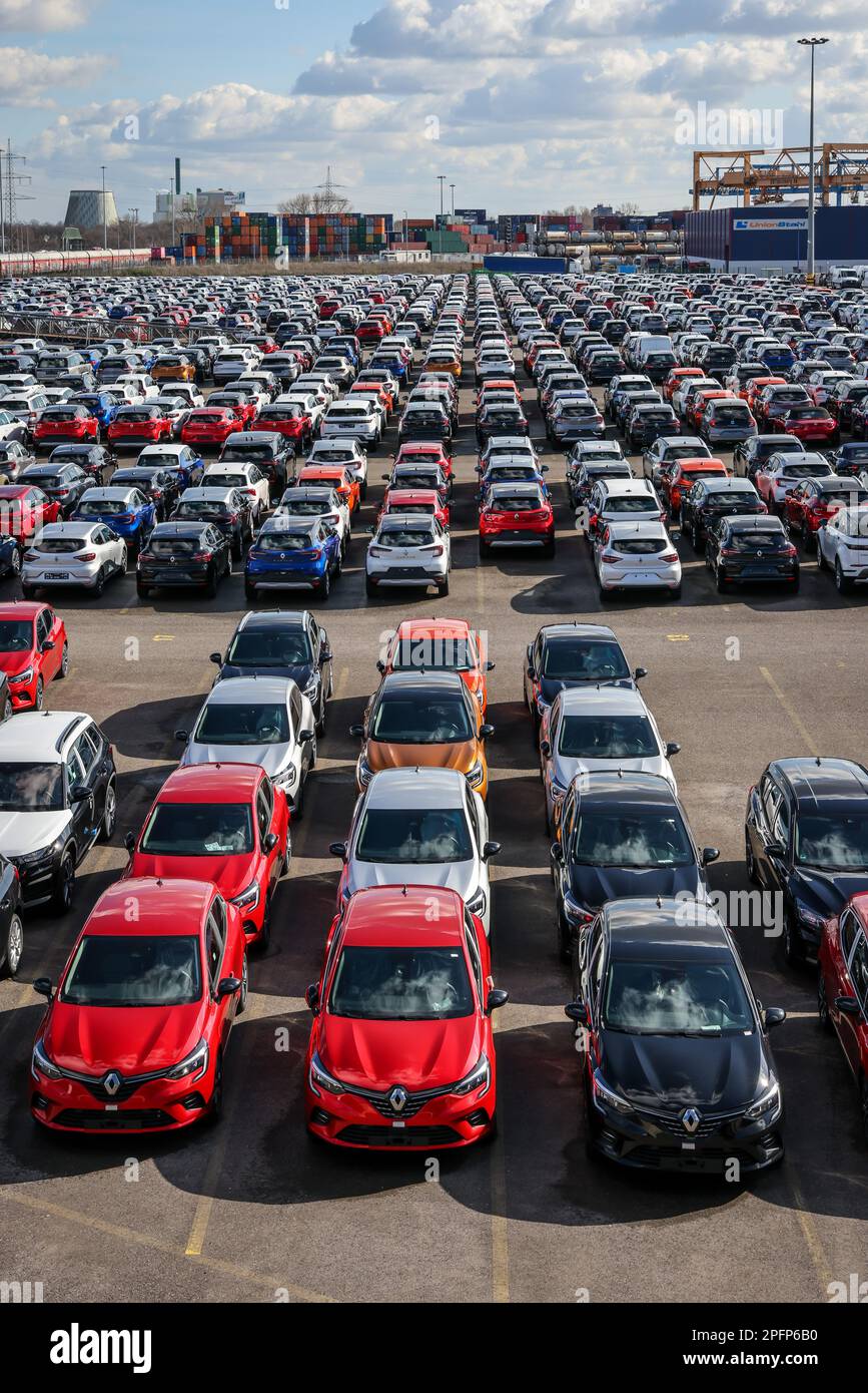 Duisburg, Renania settentrionale-Vestfalia, Germania - nuove auto, punto di trasbordo, terminal auto nel porto di Duisburg Foto Stock