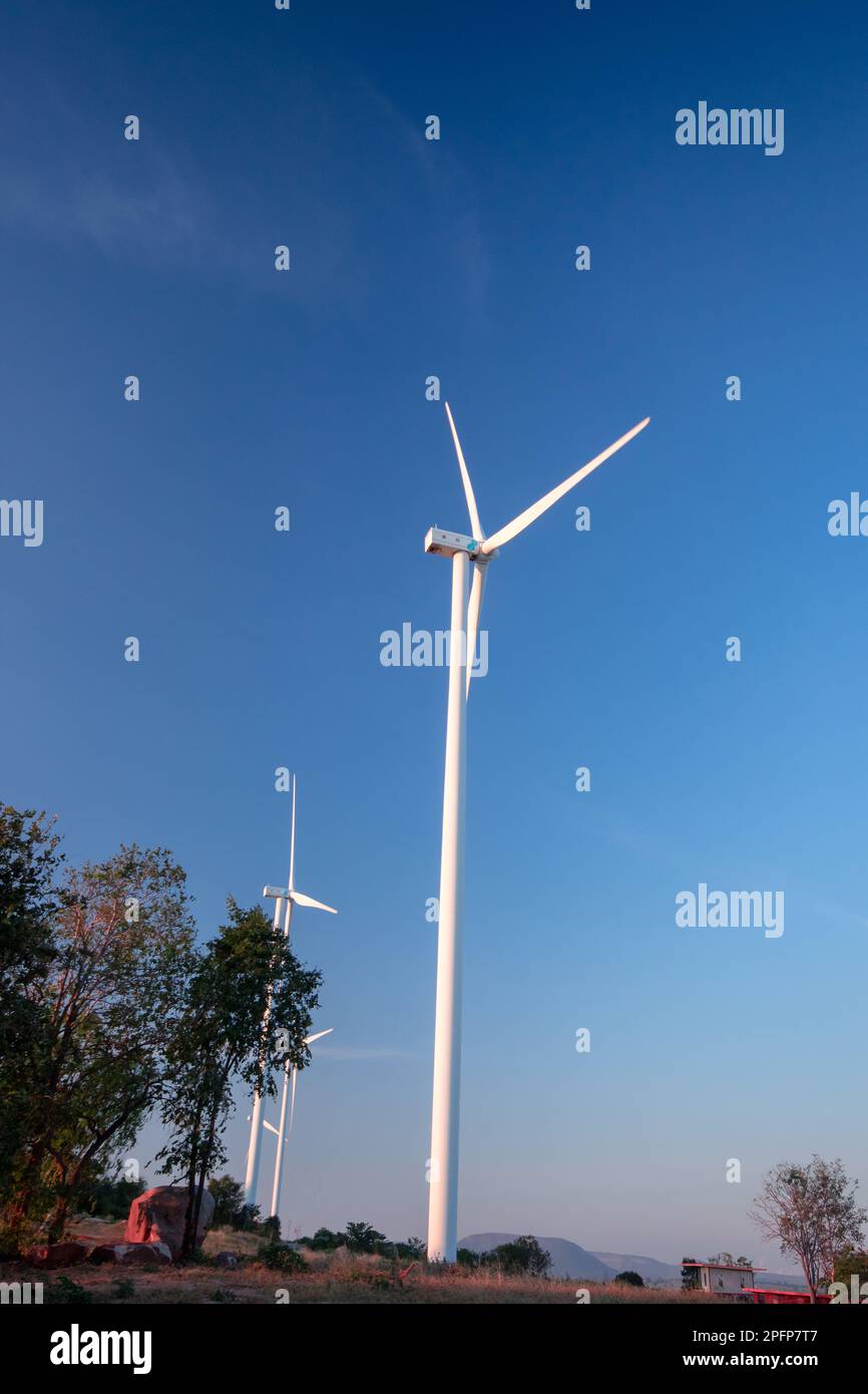 Una turbina eolica è una macchina che può ricevere e convertire l'energia cinetica dal movimento del vento in energia meccanica. e il meccanico e. Foto Stock