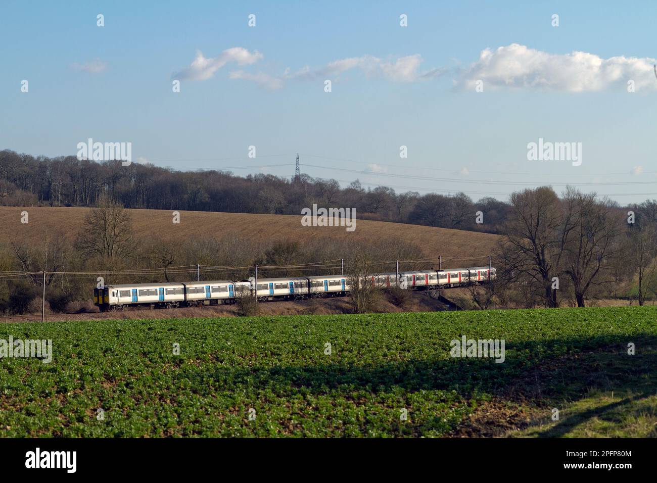 Una coppia di unità elettriche multiple di classe 317 numeri 317348 e 317507 che operano un servizio Greater Anglia vicino Newport in Essex il 18th marzo 2022. Foto Stock