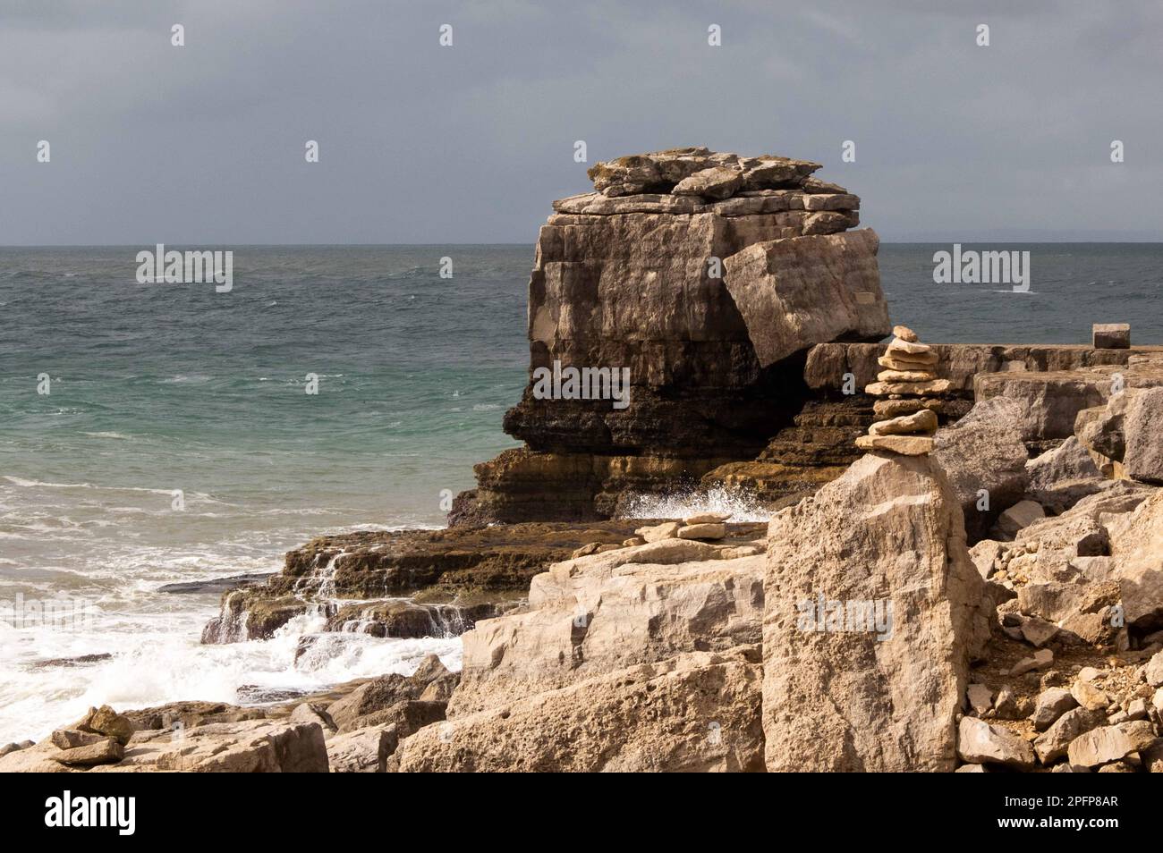 Sull'Isola di Portland sorge l'imponente Pulpit Rock. Chiamato perché i cavatori locali hanno scolpito un arco naturale a forma di una Bibbia aperta. Foto Stock