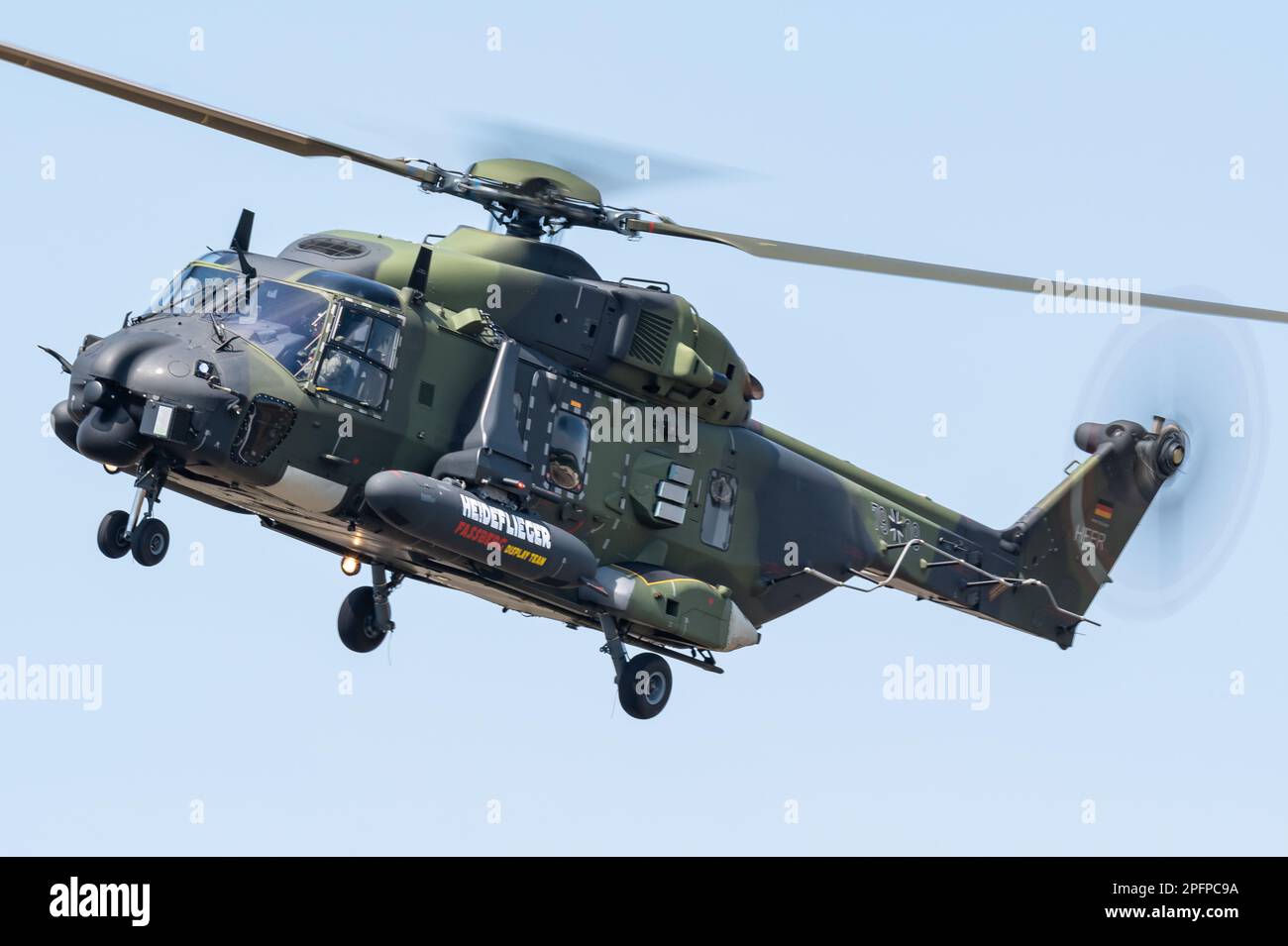 Un elicottero NHIndustries NH90 TTH dell'Esercito tedesco che esegue un'esibizione. Foto Stock