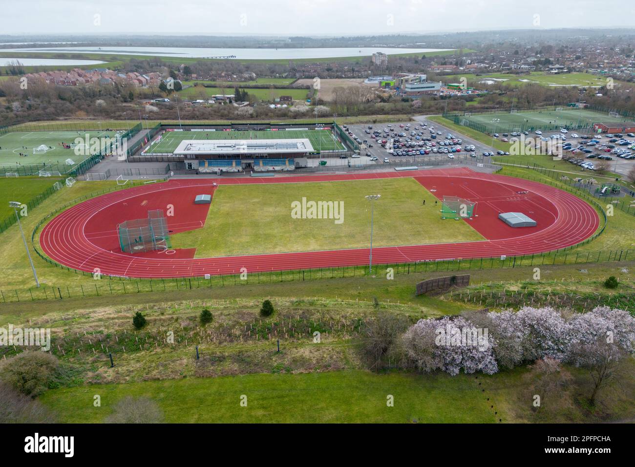 Veduta aerea di Elmbridge Xcel Sports Hub, Sunbury-on-Thames, Surrey, Regno Unito. Foto Stock