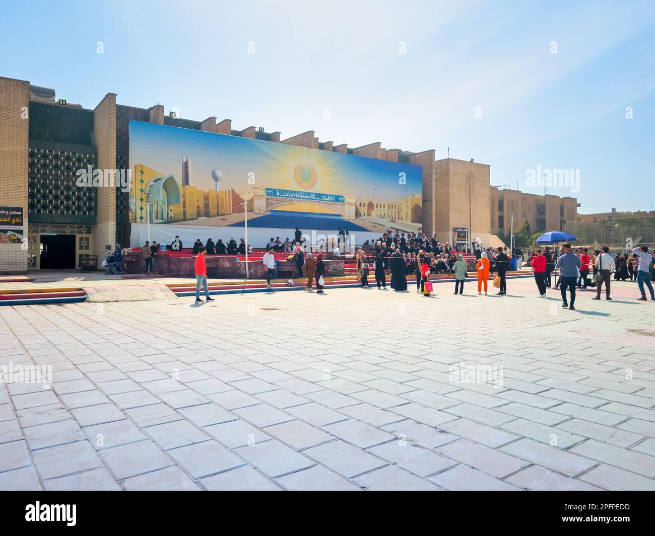 Baghdad, Iraq - Mar 5, 2023: Vista panoramica di uno stadio sportivo dell'Università di al-Mustansiriya con gli studenti in posa per Photo Shoot. Foto Stock