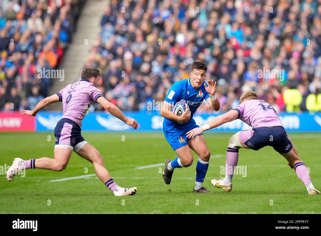 Kyle Steyn #14 della Scozia affronta Paolo Garbisi #10 dell'Italia durante la partita Guinness 6 Nations 2023 Scozia vs Italia al Murrayfield Stadium, Edimburgo, Regno Unito, 18th marzo 2023 (Photo by Steve Flynn/News Images) Foto Stock