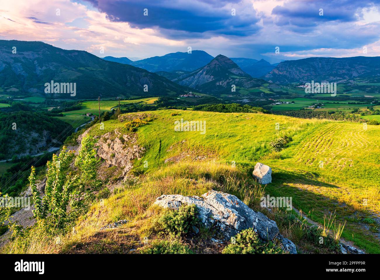 Bella valle alpina in Provenza, Francia. Prato verde soleggiato con cielo tramonto a Turriers. Paesaggio di montagna colorato. Incredibile viaggio tranquillo dest Foto Stock
