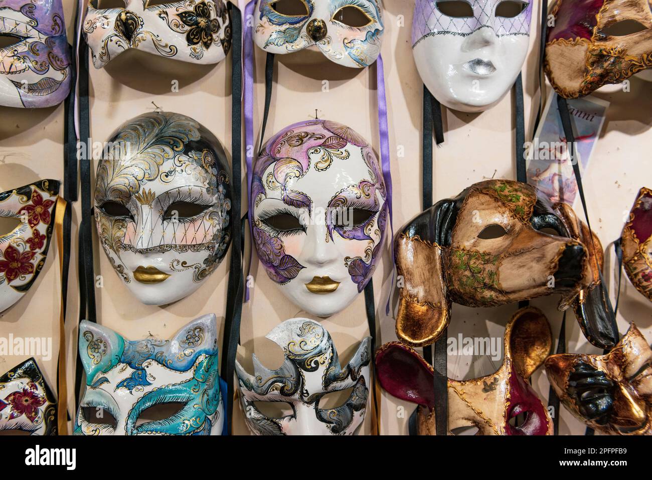 Colorate maschere veneziane nel negozio di souvenir di Venezia Foto Stock