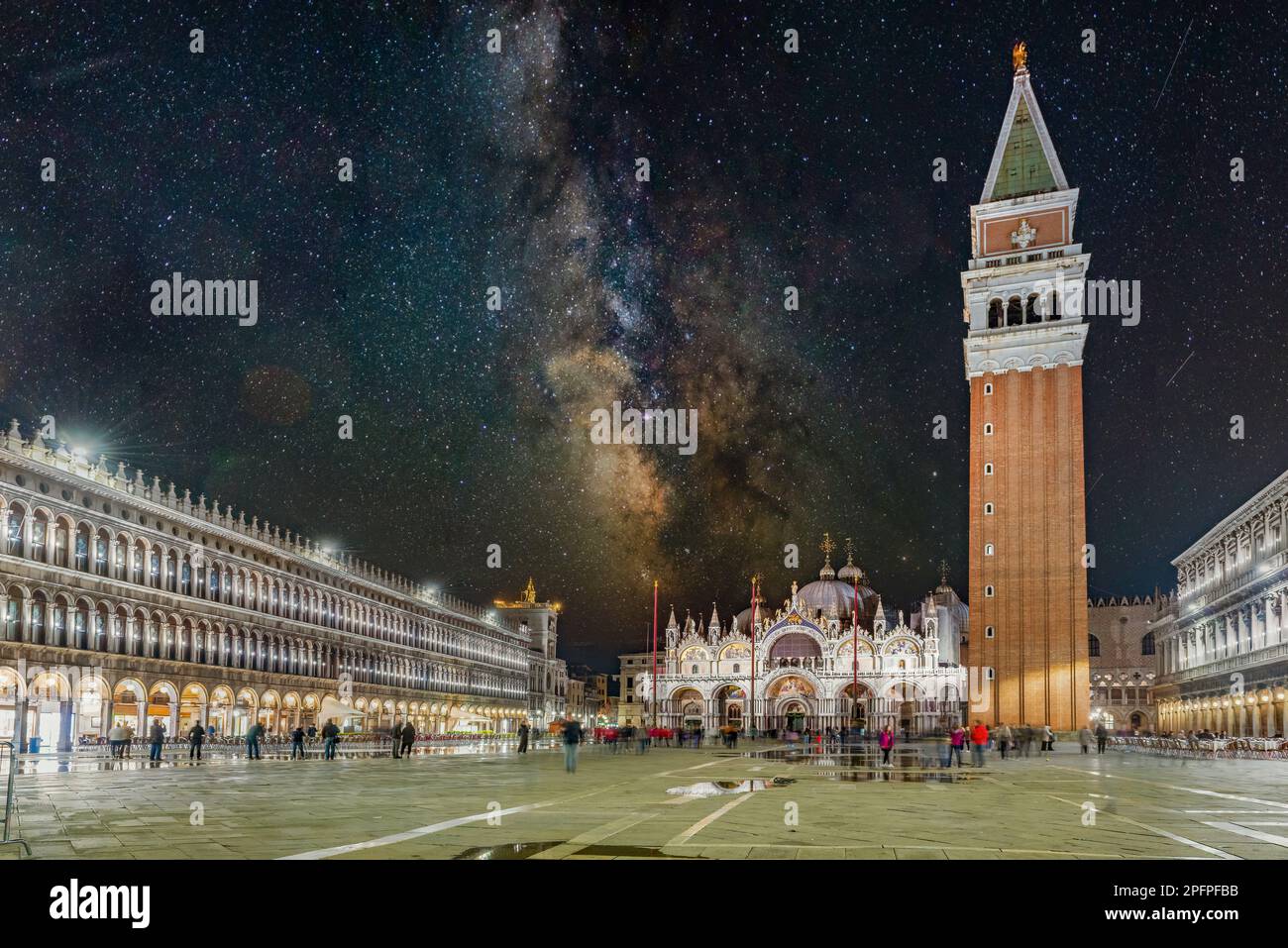 Piazza San Marco di notte. Notte a Venezia. Meta turistica popolare in Italia Foto Stock