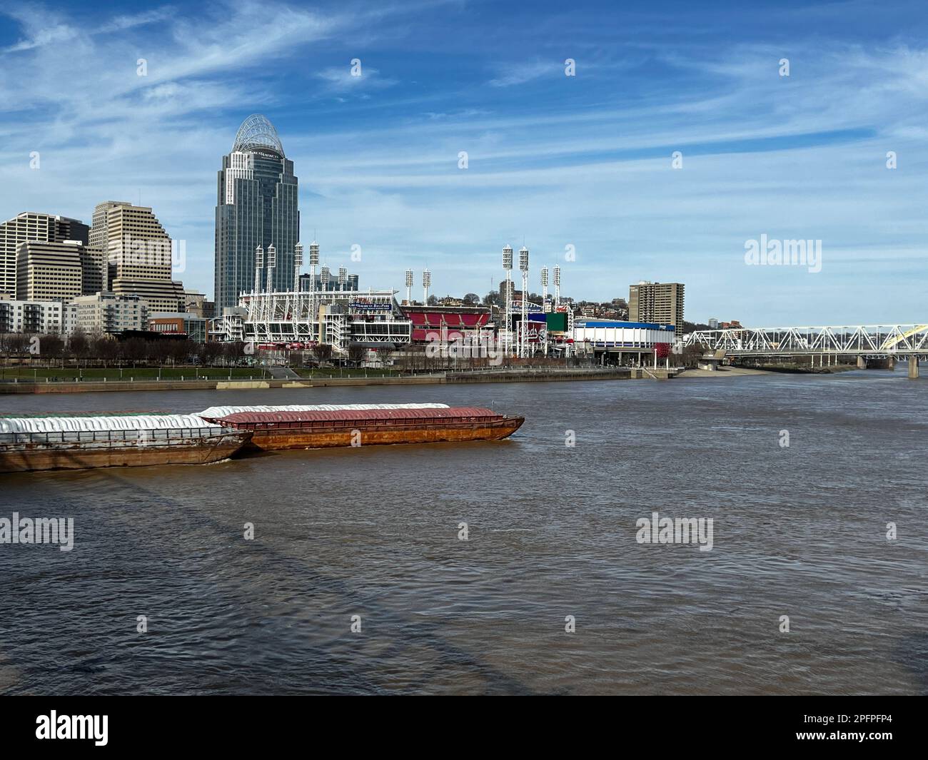 Chiatta che viaggia lungo il fiume Ohio, con lo skyline di Cincinnati, Ohio sullo sfondo Foto Stock