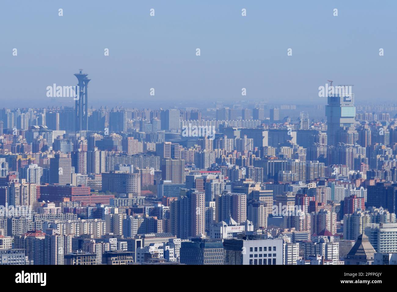 PECHINO, CINA - 18 MARZO 2023 - il paesaggio urbano di Pechino è visto dalla piattaforma di osservazione di 238 metri della Torre televisiva centrale cinese a Beijin Foto Stock