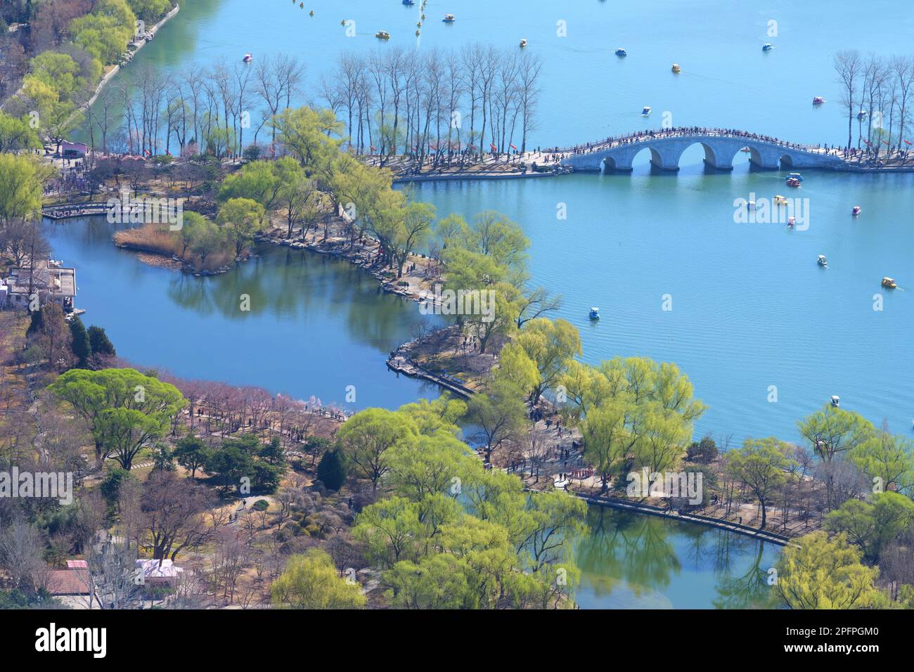 PECHINO, CINA - 18 MARZO 2023 - il paesaggio urbano di Pechino è visto dalla piattaforma di osservazione di 238 metri della Torre televisiva centrale cinese a Beijin Foto Stock