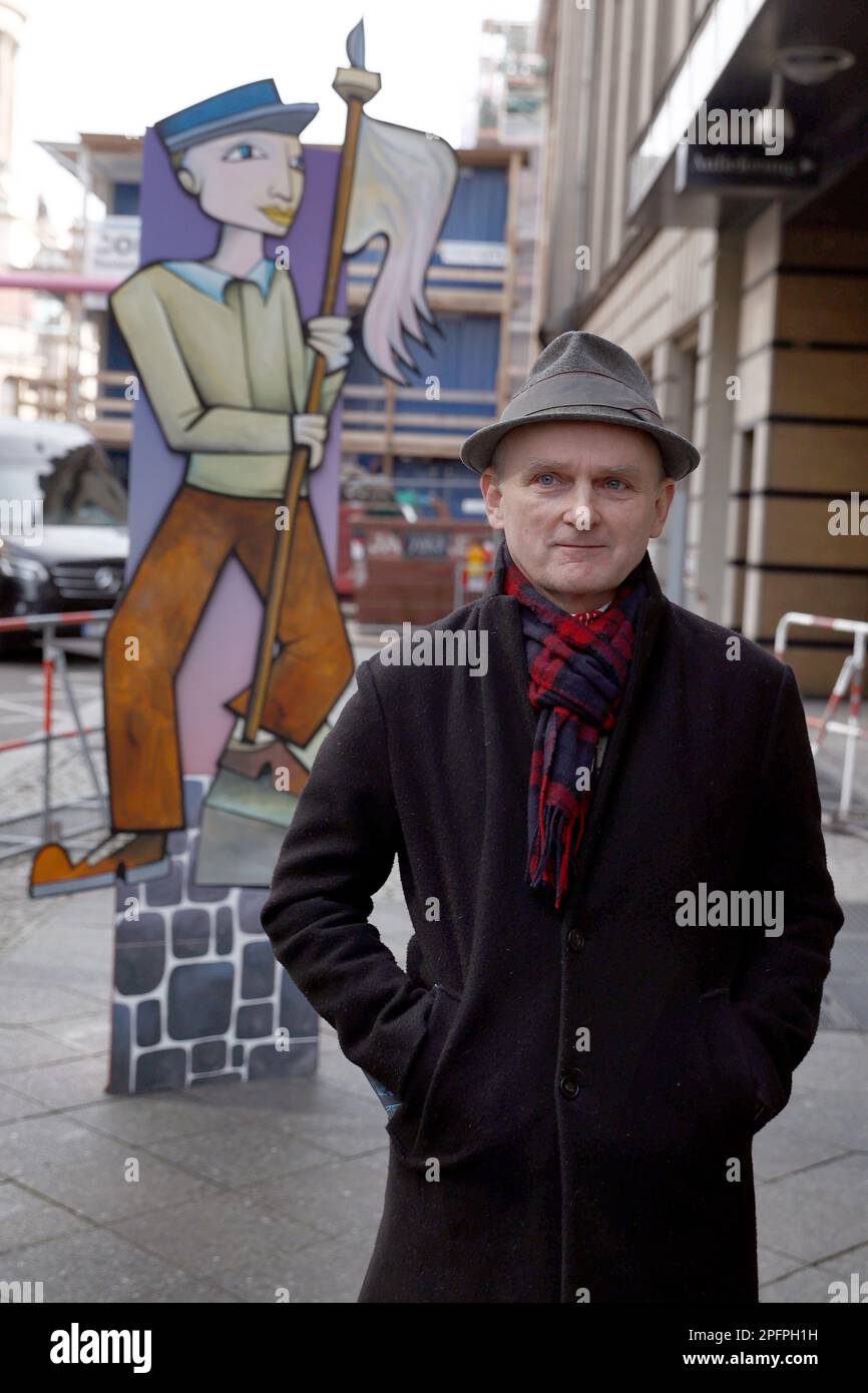 Berlino, Germania. 18th Mar, 2023. Jim Avignon, artista e creatore delle figure, si trova di fronte a una figura pop art nel sito storico in occasione dell'evento di apertura del Weekend per la democrazia di Berlino in occasione del 175th° anniversario della Rivoluzione di Marzo del 1848, Il sito dove è scoppiata la lotta contro le barricate il 18 marzo 1848. Credit: Carsten Koall/dpa/Alamy Live News Foto Stock