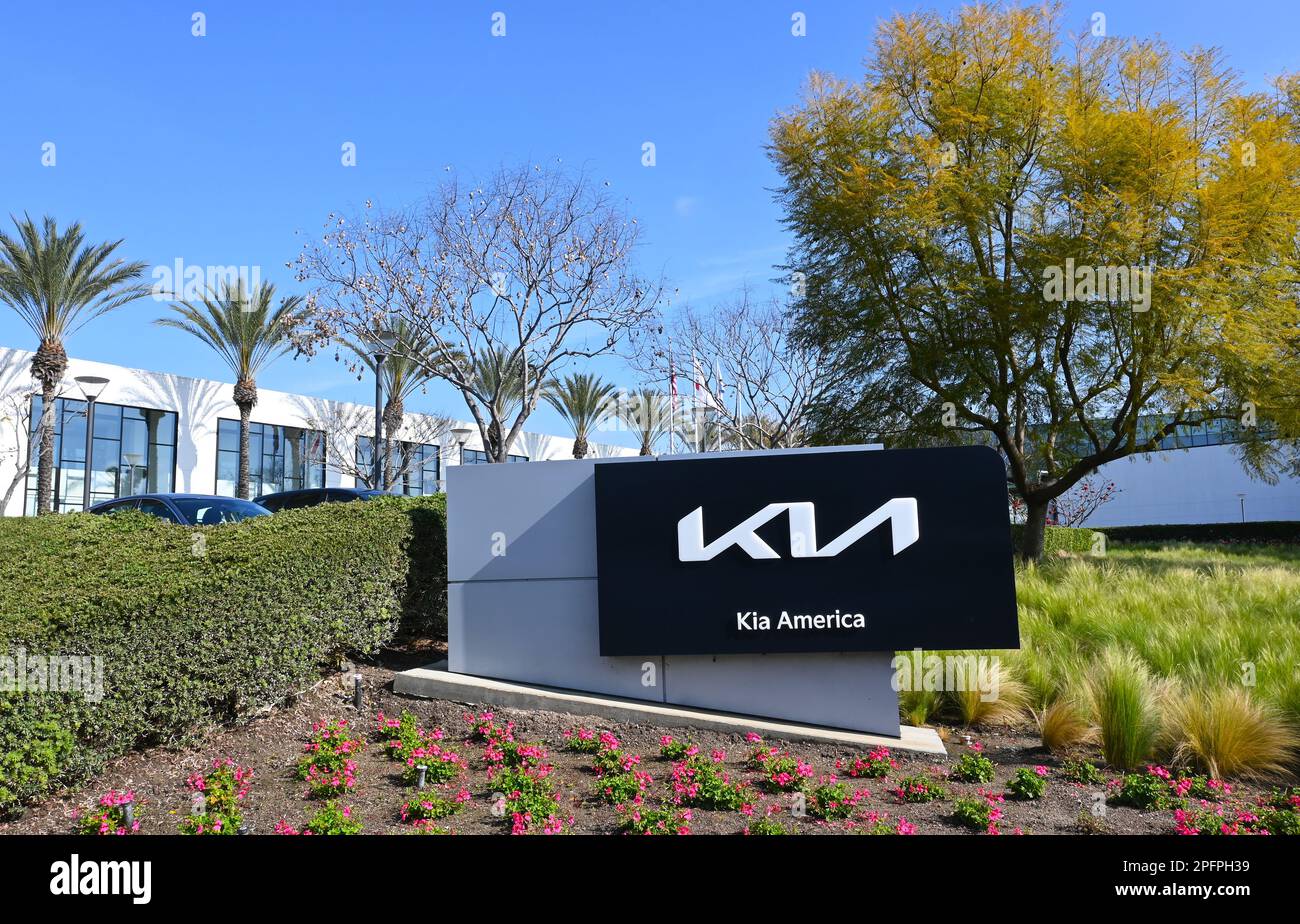 IRVINE, CALIFORNIA - 17 MAR 2023: Il campus della sede centrale di Kia America su Peters Canyon Road. Foto Stock