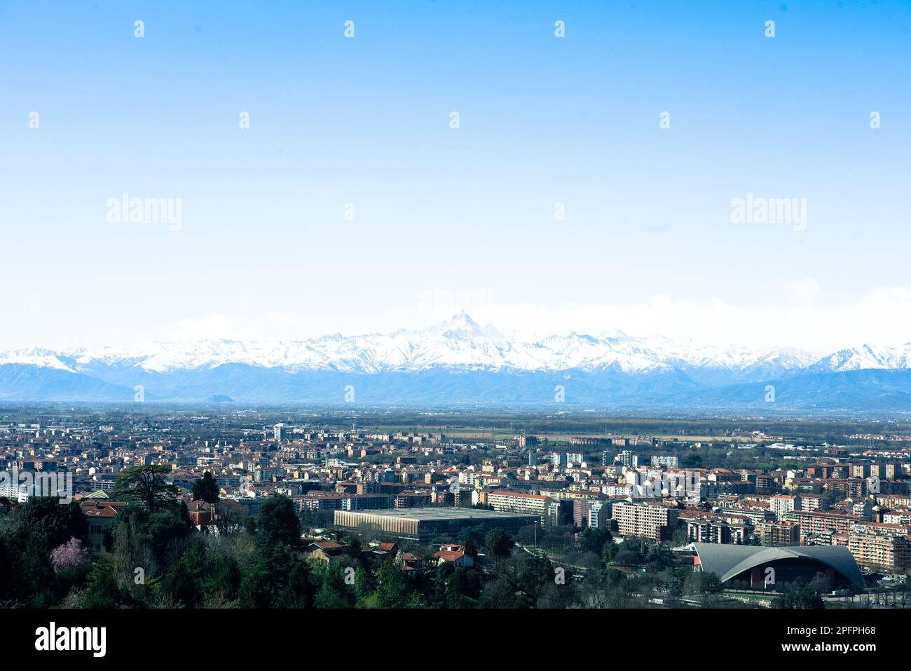 Italia, Piemonte, Torino, Vista dall'alto di Torino. Vista dal Parco Europa in primavera Foto Stock