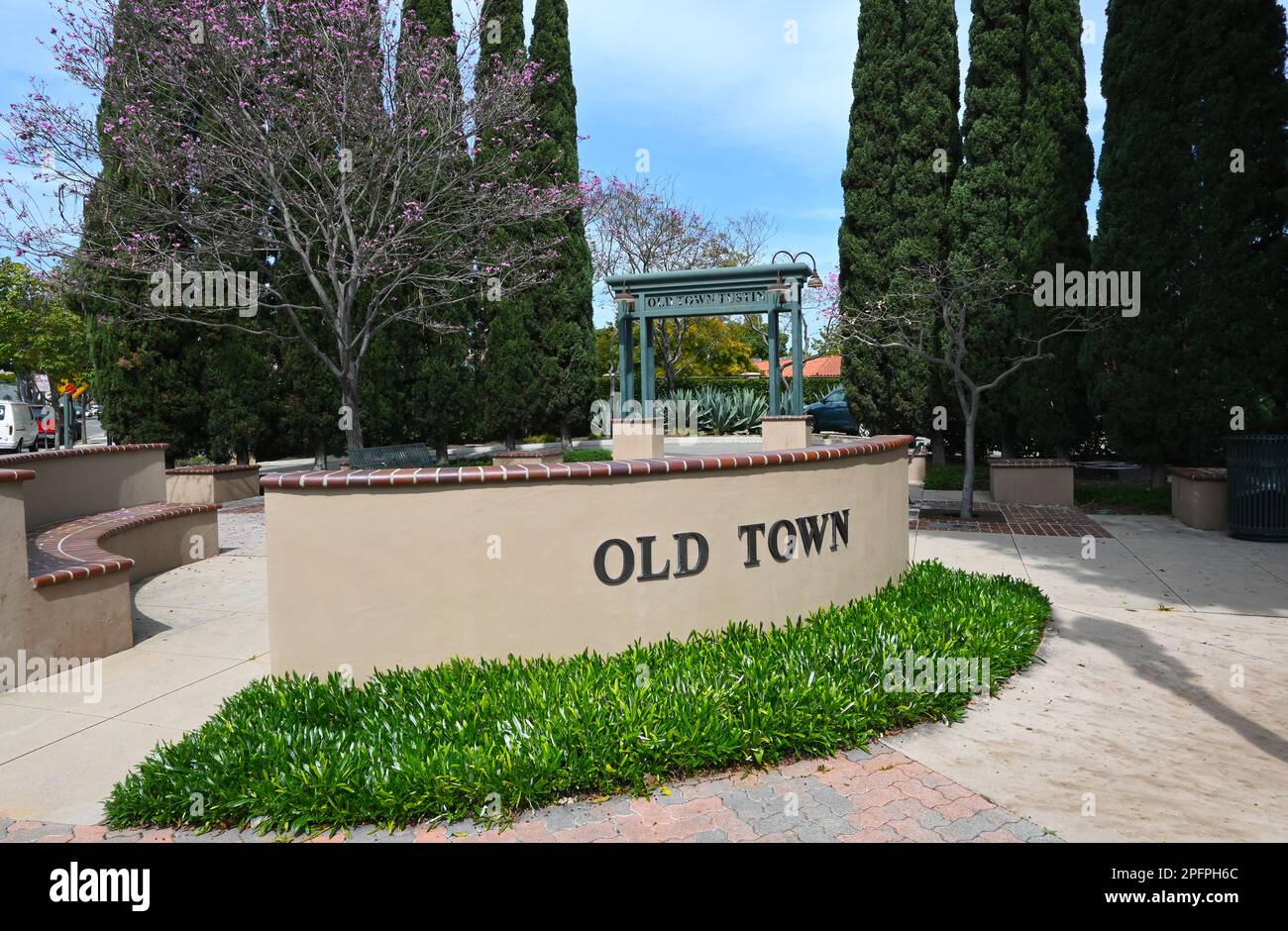 TUSTIN, CALIFORNIA - 17 MAR 2023: Piccola piazza all'angolo tra Main Street e Prospect Avenue nella città vecchia. Foto Stock