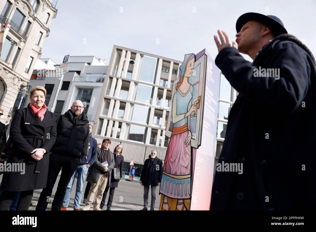Berlino, Germania. 18th Mar, 2023. Bjoern Weigel (r), curatore di Kulturprojekte Berlin, spiega la storia durante una visita guidata per Franziska Giffey (SPD, l), sindaco di Berlino, Di fronte a una figura di pop art nel sito storico all'evento di apertura del Weekend for Democracy di Berlino in occasione del 175th° anniversario della Rivoluzione di Marzo del 1848. Questo è il luogo in cui è scoppiata la lotta alla barricata il 18 marzo 1848. Credit: Carsten Koall/dpa/Alamy Live News Foto Stock