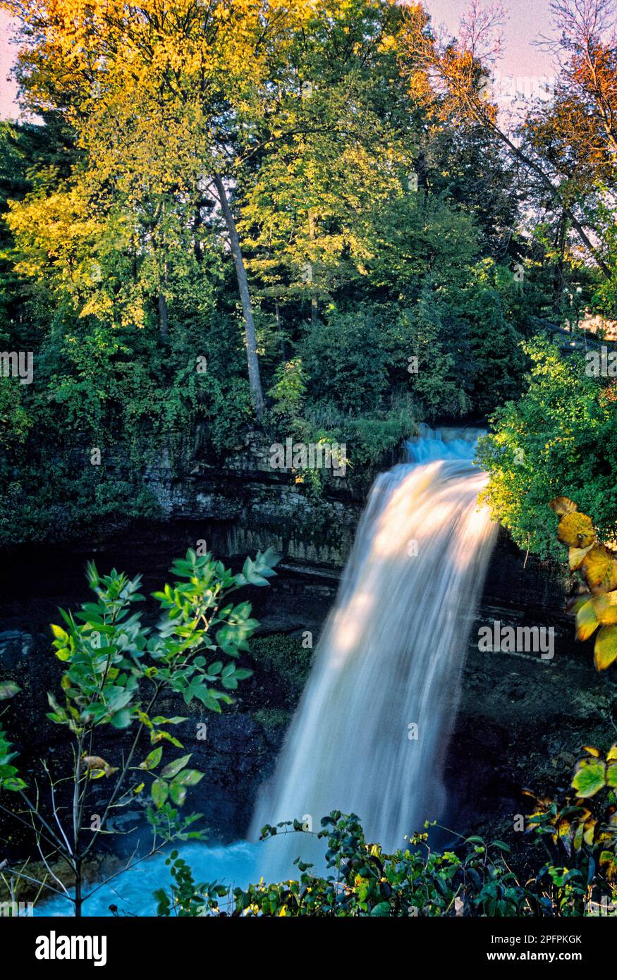 Minnehaha Creek cade su una scogliera rocciosa che crea le cascate Minnehaha mentre corre verso il fiume Mississippi, Minneapolis, Minnesota. Foto Stock