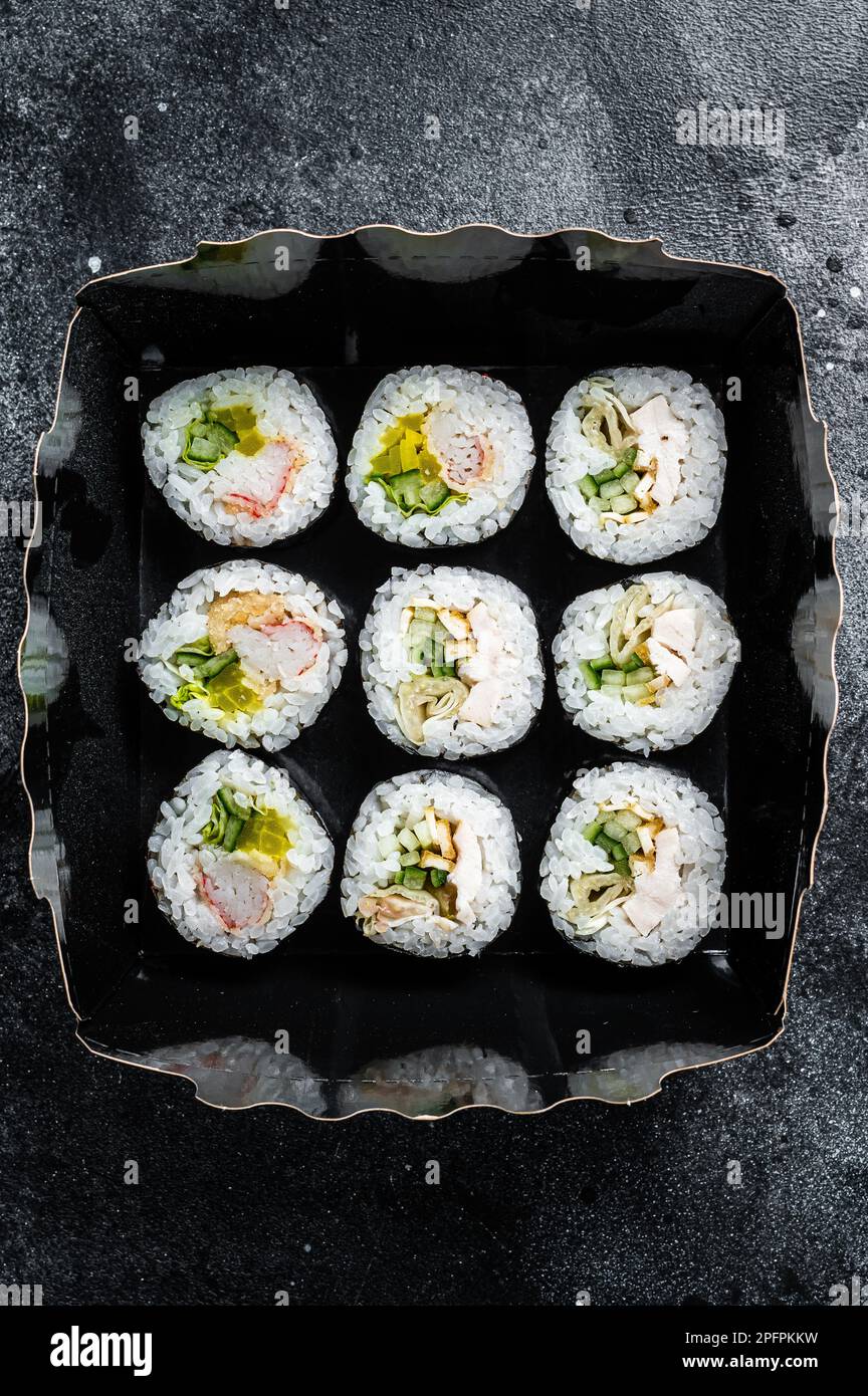 Kimbap o gimbap rotolo di riso coreano, sushi coreano. Sfondo nero. Vista dall'alto. Foto Stock