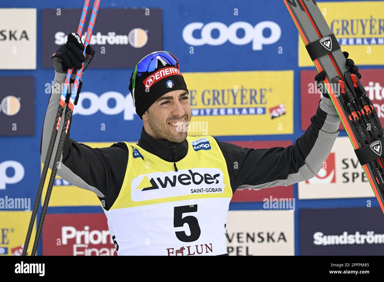 Terzo classificato Federico Pellegrino festeggia dopo la finale dello sprint maschile della FIS Cross Country Sci World Cup a Falun, Svezia, 18 marzo 2023. Foto Ulf Palm / TT / Kod 9110 Foto Stock