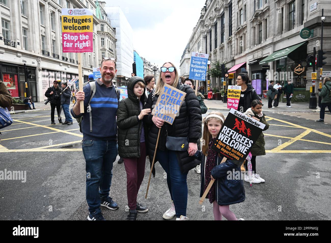 BBC, Londra, Regno Unito. 18th Mar, 2023. marcia annuale contro il razzismo. Il “piano ruandese”, la legge sulla nazionalità e le frontiere, le deportazioni razziste e l’ambiente ostile per i rifugiati e i migranti sono tutti aspetti che riguardano il divario e la regola. Credit: Vedi li/Picture Capital/Alamy Live News Foto Stock