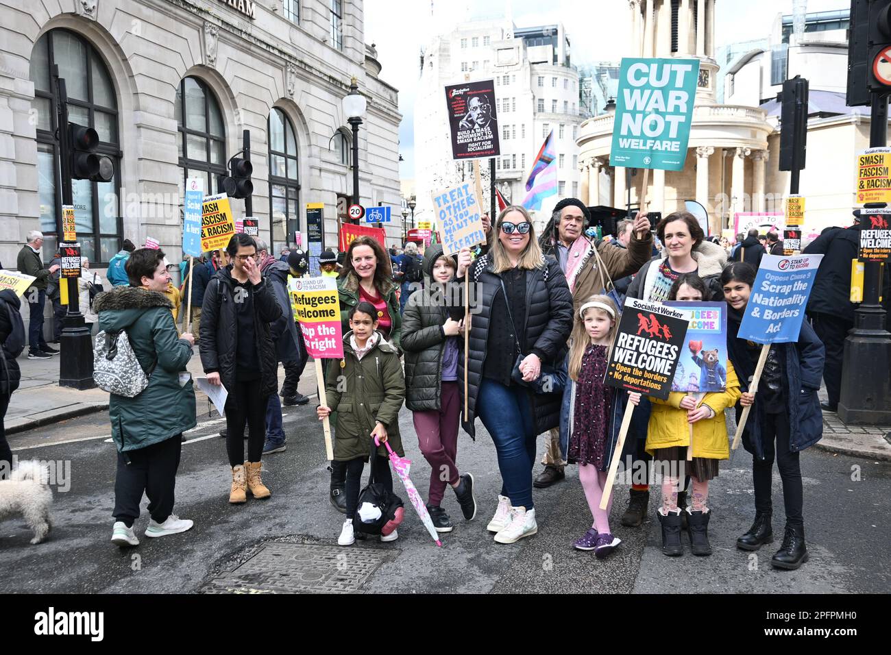 BBC, Londra, Regno Unito. 18th Mar, 2023. marcia annuale contro il razzismo. Il “piano ruandese”, la legge sulla nazionalità e le frontiere, le deportazioni razziste e l’ambiente ostile per i rifugiati e i migranti sono tutti aspetti che riguardano il divario e la regola. Credit: Vedi li/Picture Capital/Alamy Live News Foto Stock