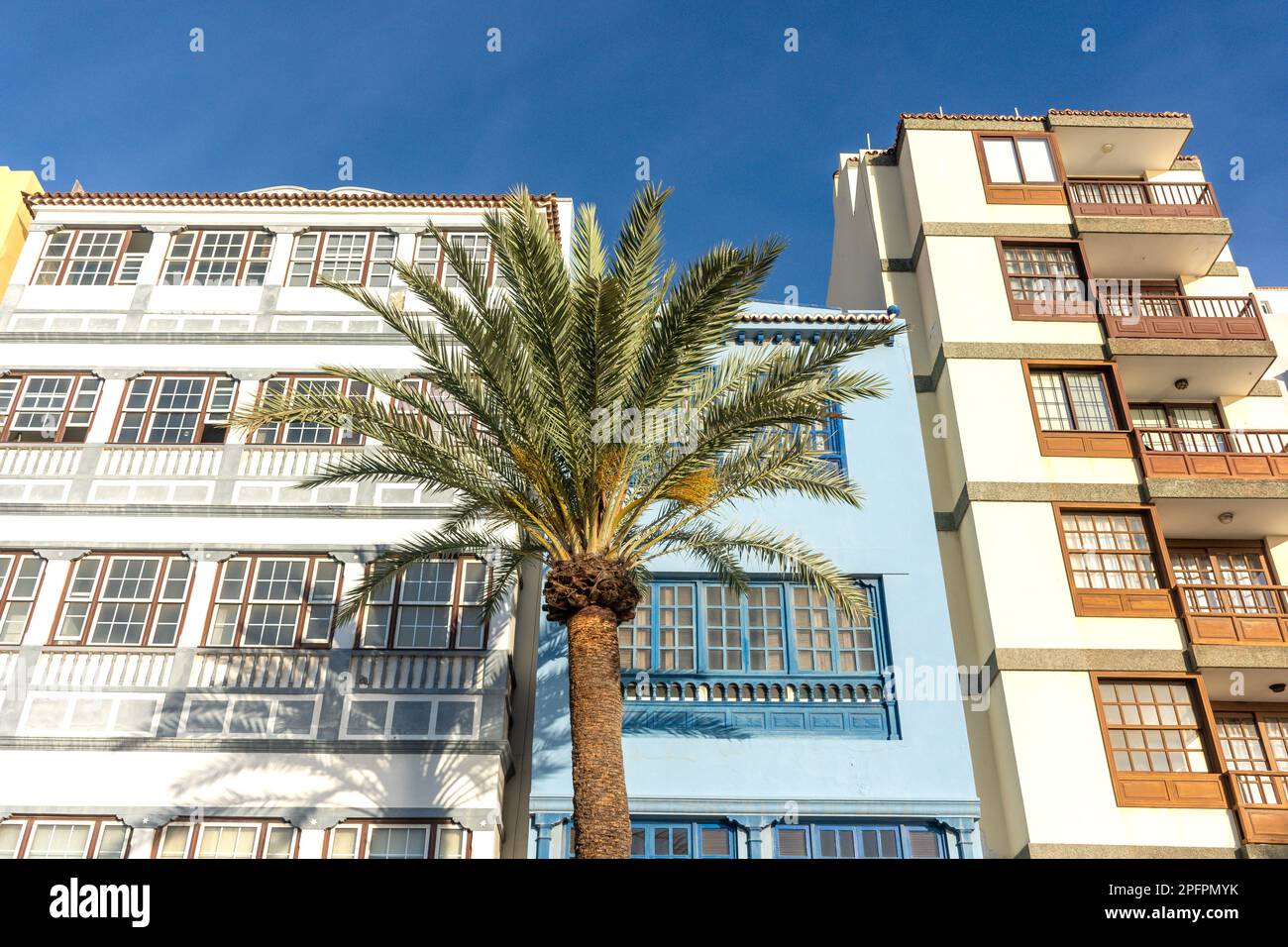 Facciate di edifici tradizionali, Avenida Marítima, Santa Cruz de la Palma, la Palma, Isole Canarie, Regno di Spagna Foto Stock