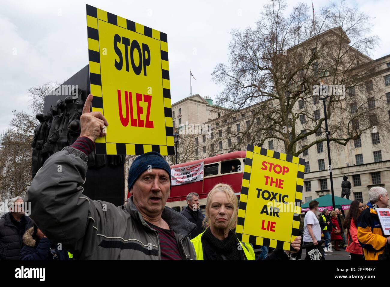 Westminster, Londra, Regno Unito. 18th Mar, 2023. I manifestanti stanno marciando a Westminster per protestare contro la prevista espansione della zona a bassissima emissione (ULEZ) in tutti i distretti di Londra a partire dal 29 agosto 2023. Essi ritengono che si tratti di una tassa sui conducenti più poveri con auto più vecchie. Foto Stock