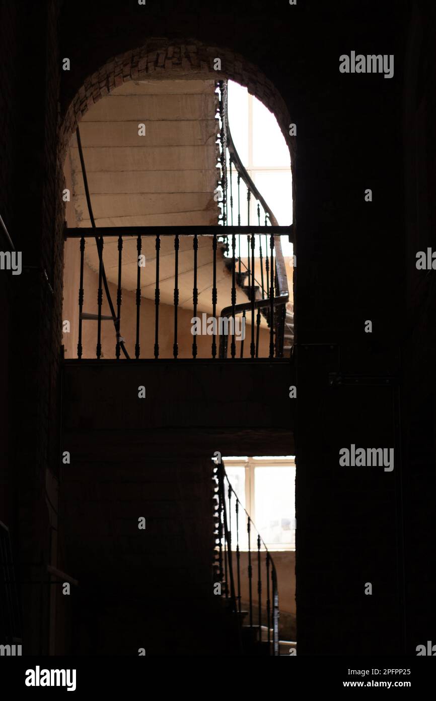 interno scuro, scale e finestre, ringhiere per scale Foto Stock