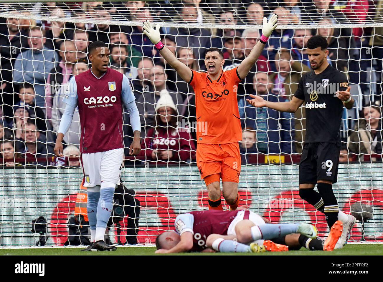 L'aston Villa Emiliano Martinez reagisce durante la partita della Premier League a Villa Park, Birmingham. Data immagine: Sabato 18 marzo 2023. Foto Stock