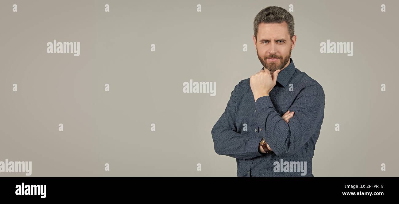 Senza compromessi sullo stile. L'uomo di mezza età tocca il mento bearded. Stile casual. Uomo volto ritratto, banner con spazio copia. Foto Stock