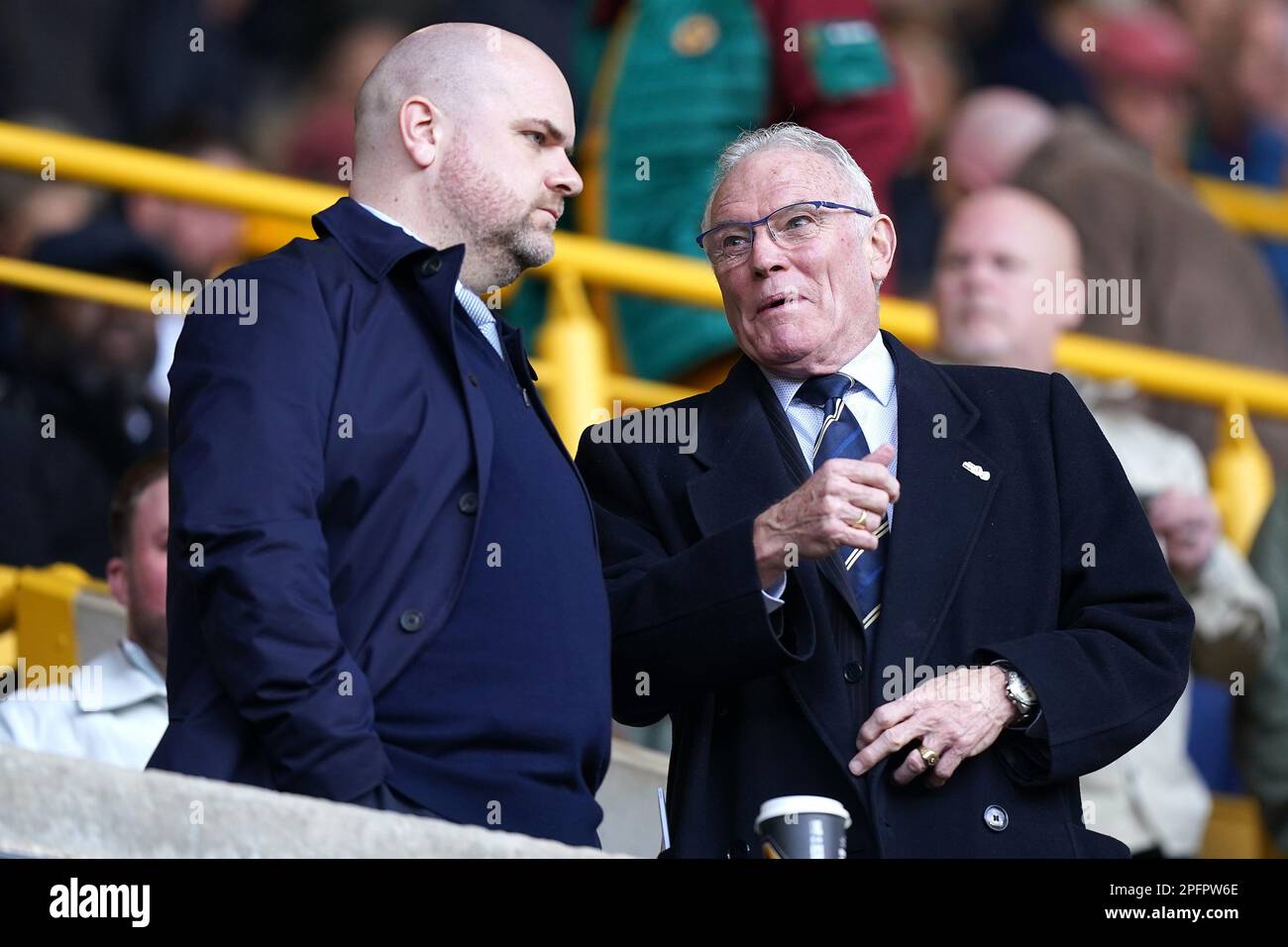 Ex giocatore e manager di Leeds United Eddie Gray (a destra) prima della partita della Premier League al Molineux Stadium, Wolverhampton. Data immagine: Sabato 18 marzo 2023. Foto Stock