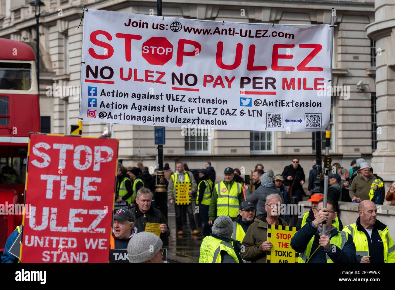 Westminster, Londra, Regno Unito. 18th Mar, 2023. I manifestanti stanno marciando a Westminster per protestare contro la prevista espansione della zona a bassissima emissione (ULEZ) in tutti i distretti di Londra a partire dal 29 agosto 2023. Essi ritengono che si tratti di una tassa sui conducenti più poveri con auto più vecchie Foto Stock