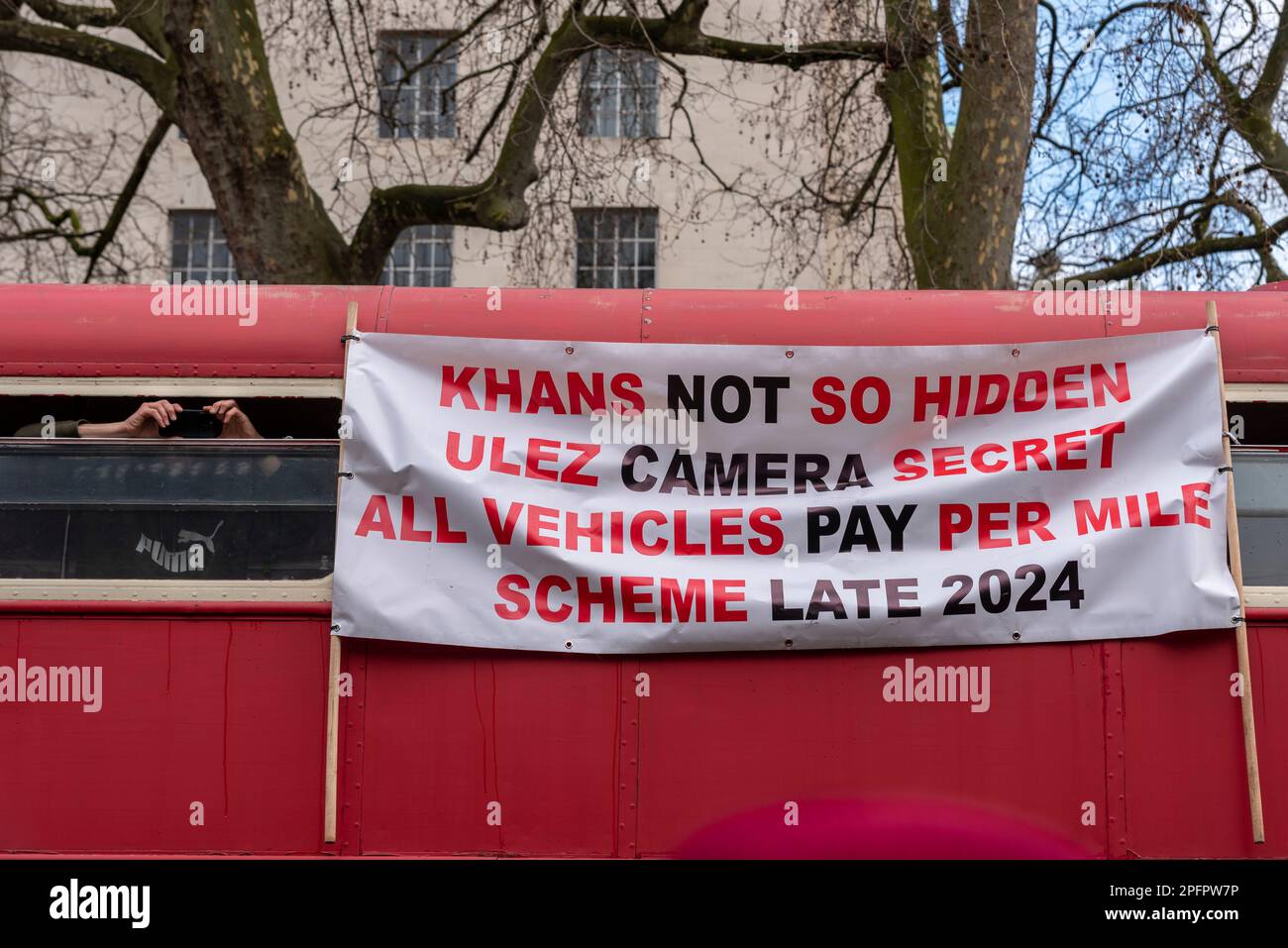 Westminster, Londra, Regno Unito. 18th Mar, 2023. I manifestanti stanno marciando a Westminster per protestare contro la prevista espansione della zona a bassissima emissione (ULEZ) in tutti i distretti di Londra a partire dal 29 agosto 2023. Essi ritengono che si tratti di una tassa sui conducenti più poveri con auto più vecchie Foto Stock