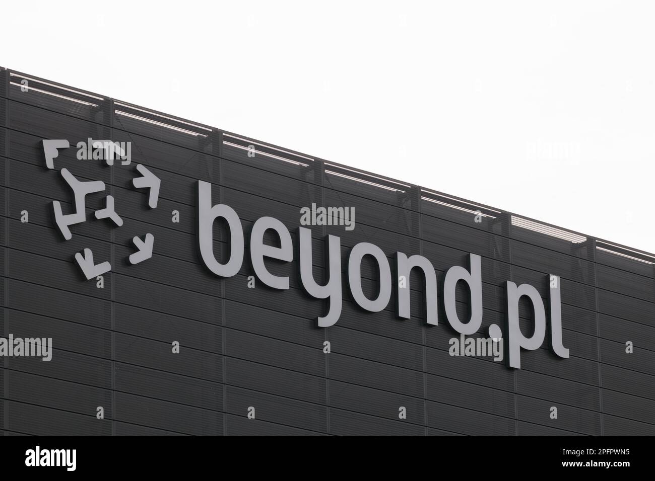Poznan, Polonia - 18 marzo 2023 LOGO beyond.pl azienda polacca specializzata in servizi cloud, che offre soluzioni basate su tecnologie all'avanguardia per Foto Stock