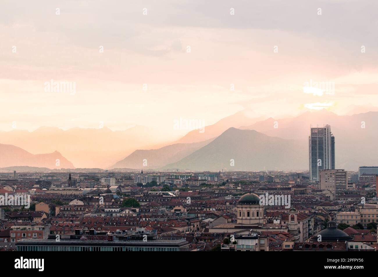 Italia, Piemonte, Torino. Vista dall'alto di Torino, in estate Foto Stock