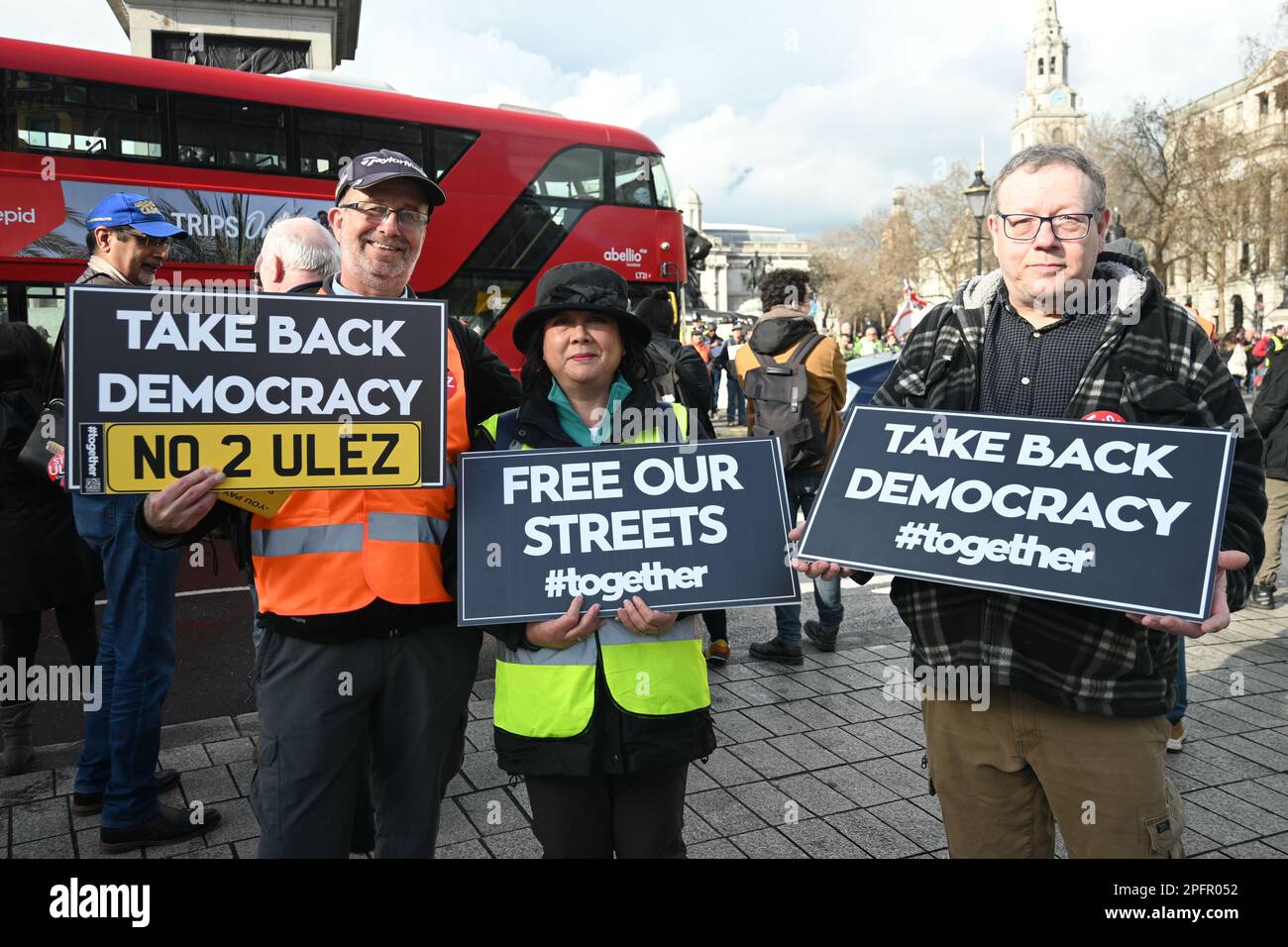 Trafalgar Square, Londra, Regno Unito. 18th Mar, 2023. I dimostranti protestano per l'espansione pianificata della zona a bassissime emissioni (ULEZ) in tutti i distretti di Londra nell'agosto 2023. Credono che sia una tassa sui driver poveri con le automobili più vecchie in altre parole, una volta che iniziate la vostra automobile è una tassa $£12,50. Credit: Vedi li/Picture Capital/Alamy Live News Foto Stock