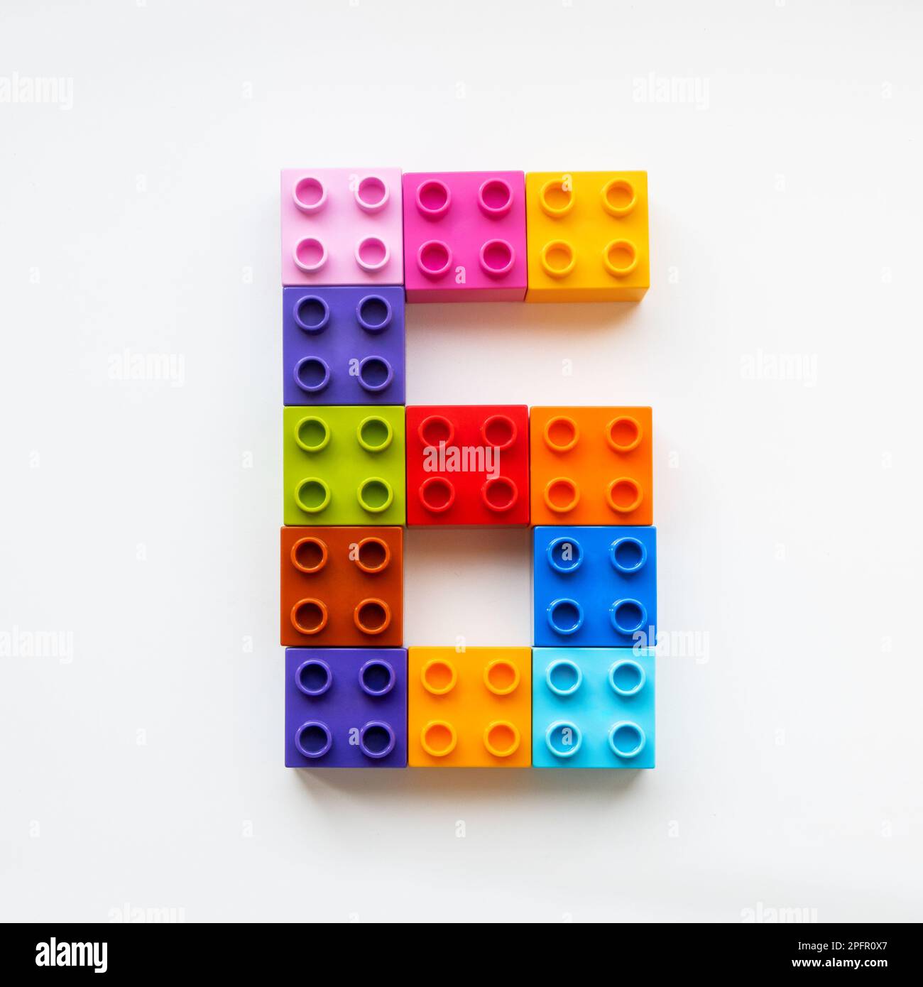 Numero sei fatto di blocchi costruttori colorati. Mattoncini giocattolo giacenti in ordine, facendo numero 6. Processo di istruzione - imparare i numeri con il bambino che usa la multa Foto Stock