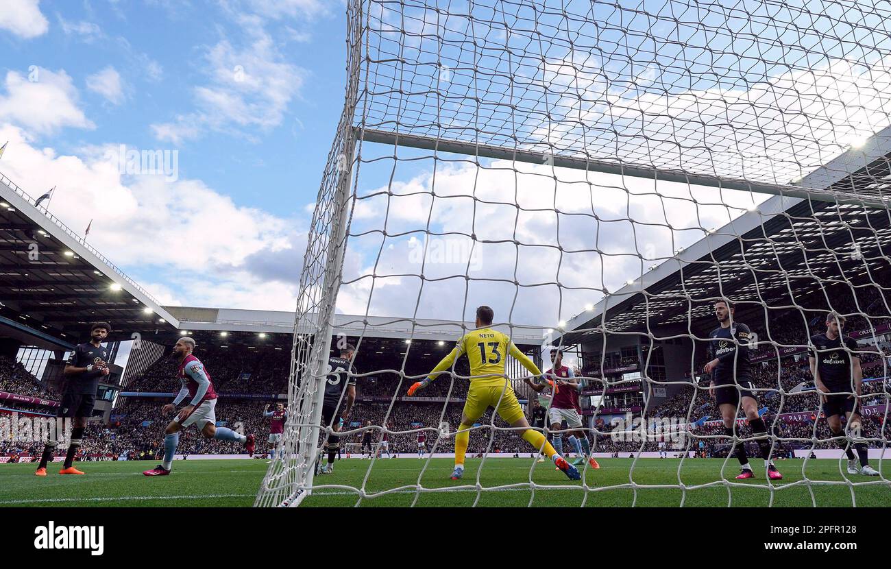 Douglas Luiz di Aston Villa celebra il primo goal della partita della Premier League al Villa Park, Birmingham. Data immagine: Sabato 18 marzo 2023. Foto Stock