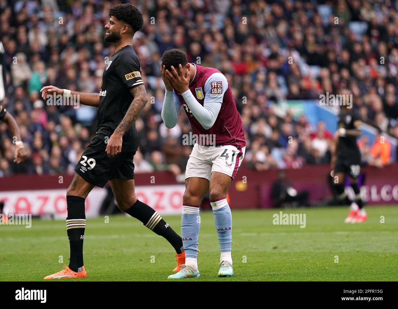 Jacob Ramsey di Aston Villa reagisce a un'occasione persa durante la partita della Premier League al Villa Park, Birmingham. Data immagine: Sabato 18 marzo 2023. Foto Stock