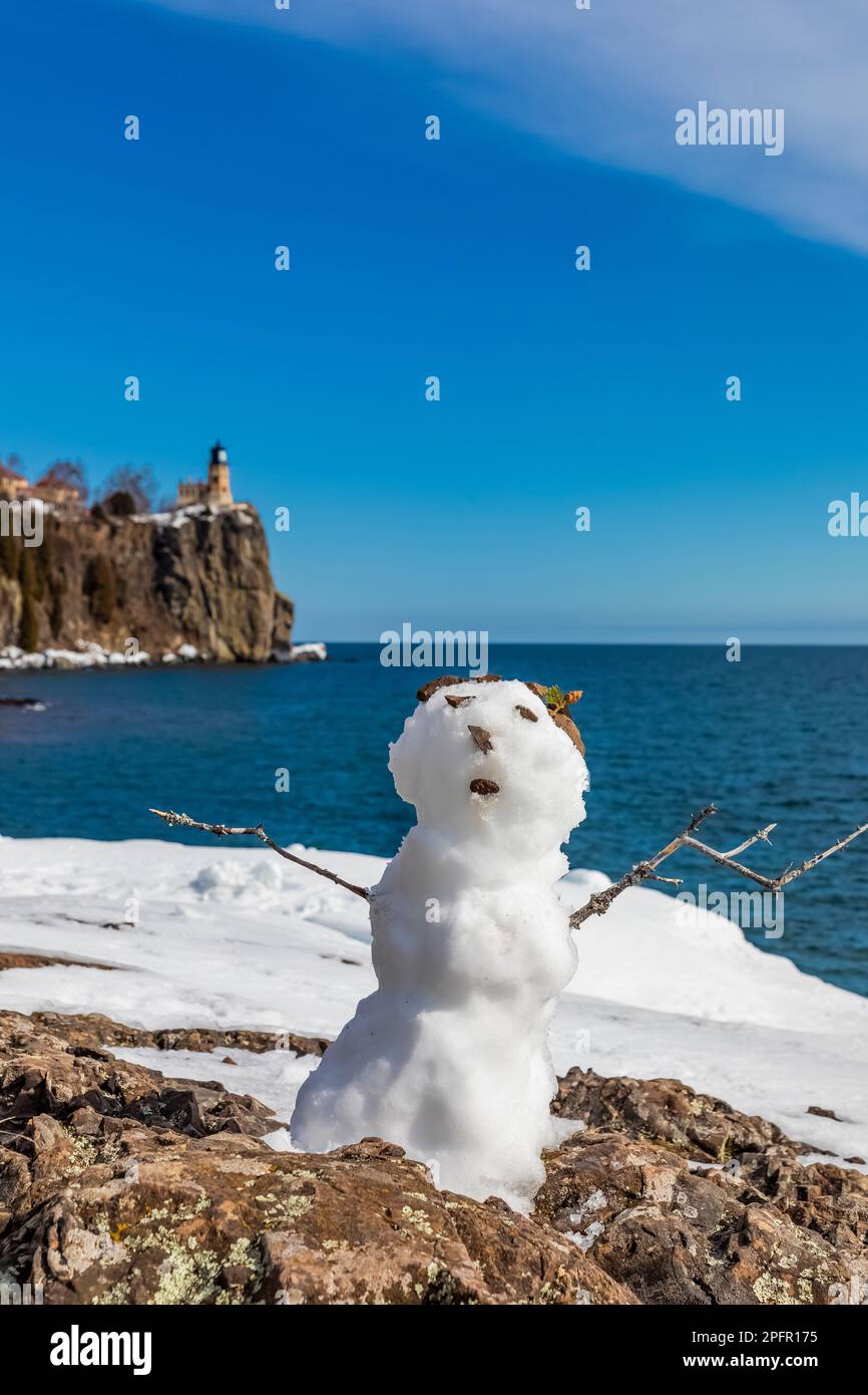 Snowman con il faro di Split Rock sul lago Superior, Minnesota, USA Foto Stock