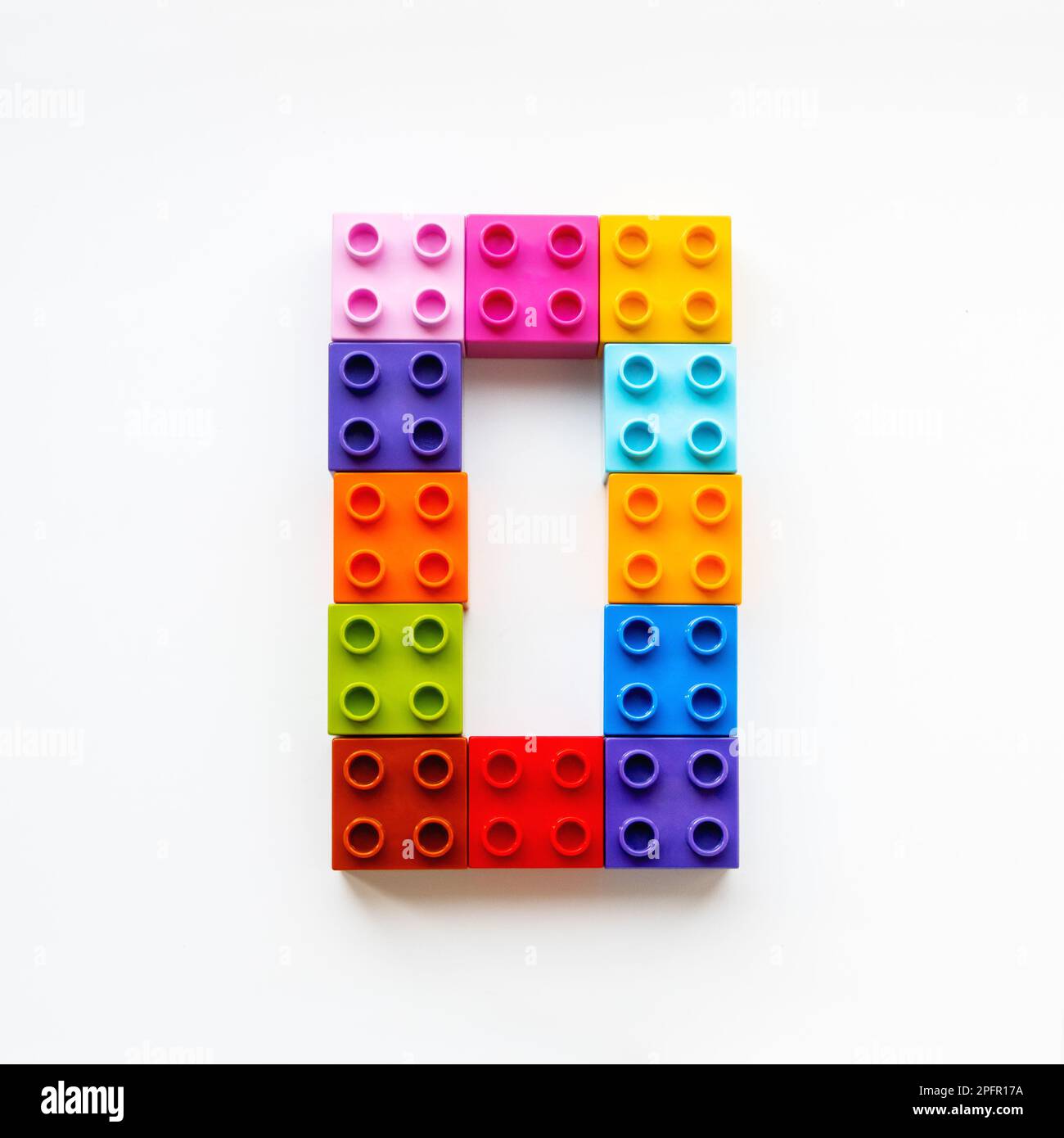 Number Zero è costituito da blocchi costruttori colorati. Mattoncini giocattolo giacenti in ordine, facendo numero 0. Processo di istruzione - imparare i numeri con il bambino che usa il mul Foto Stock