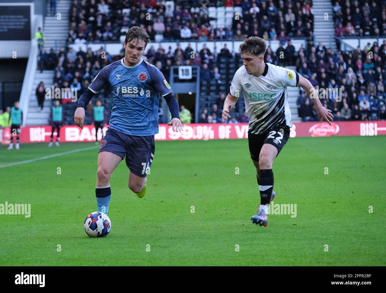 Pride Park, Derby, Derbyshire, Regno Unito. 18th Mar, 2023. League One Football, Derby County contro Fleetwood Town; Lewis Warrington di Fleetwood Town compete per la palla con Tony Springett di Derby County Credit: Action Plus Sports/Alamy Live News Foto Stock